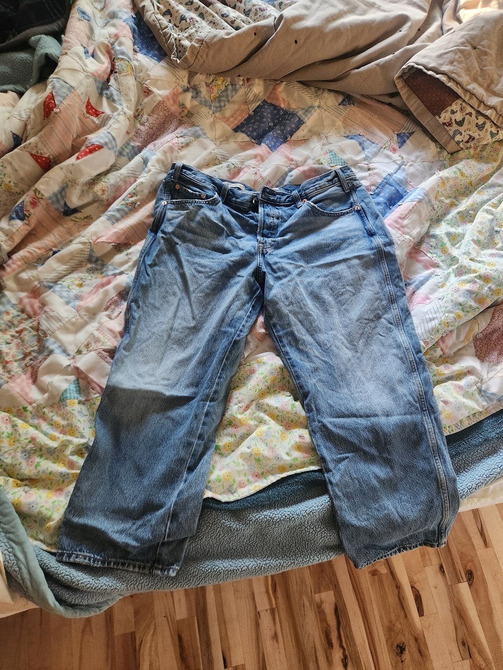 Universal Thread Women's Light Blue Boyfriend Jeans - Picture 2 of 3
